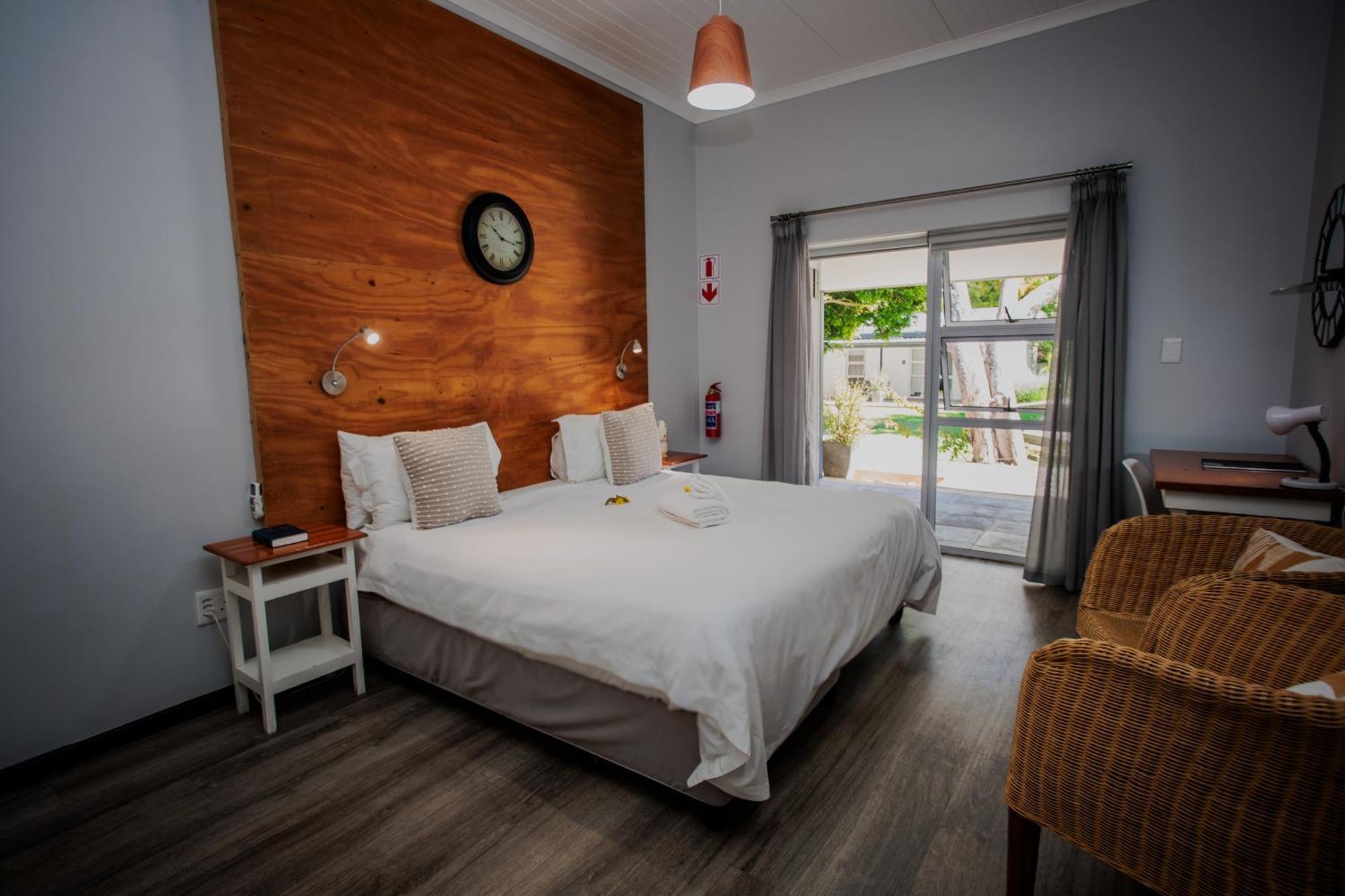Aan De Eike Guest House Свелендам Екстериор снимка