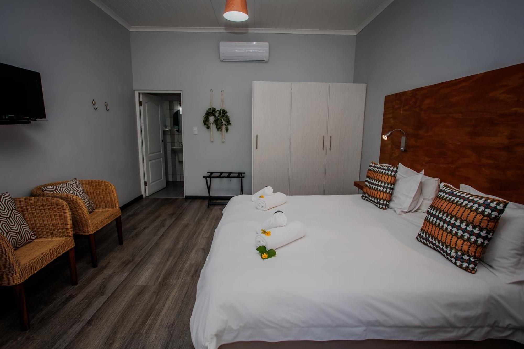 Aan De Eike Guest House Свелендам Екстериор снимка
