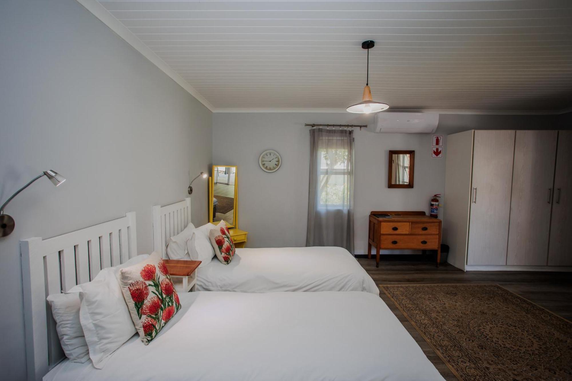Aan De Eike Guest House Свелендам Екстериор снимка